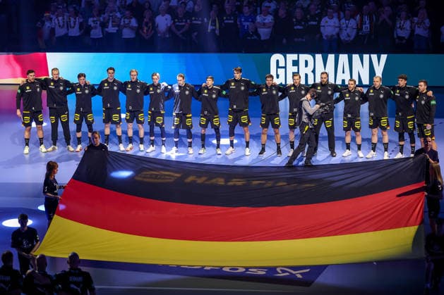 19.01.2026, Handball, Men s EHF EURO 2026, Deutschland - Spanien, Jyske Bank Boxen in Herning, Dänemark, Preliminary Round: Das deutsche Team steht bei der Nationalhymne Arm in Arm zusammen. Dänemark *** 19 01 2026, Handball, Men s EHF EURO 2026, Germany Spain, Jyske Bank Boxen in Herning, Denmark, Preliminary Round The German team stands together arm in arm during the national anthem Denmark