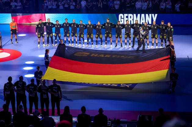19 01 2026, Handball, Men s EHF EURO 2026, Germany Spain, Jyske Bank Boxen in Herning, Denmark, Preliminary Round The German team stands together arm in arm during the national anthem Denmark