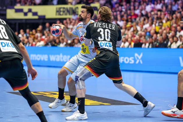 19 01 2026, Handball, Men s EHF EURO 2026, Germany Spain, Jyske Bank Boxing in Herning, Denmark, Preliminary Round Agustin Casado Marcelo Espania 08 in a duel against Tom Kiesler Germany 30 Denmark