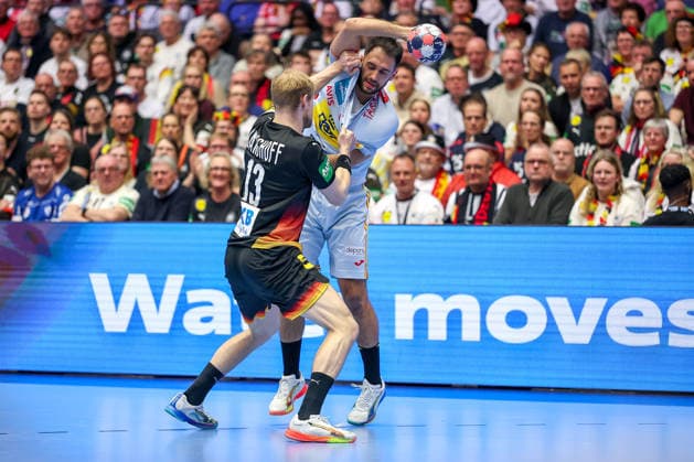 19 01 2026, Handball, Men s EHF EURO 2026, Germany Spain, Jyske Bank Boxing in Herning, Denmark, Preliminary Round Matthes Langhoff Germany 13 in duel against Ian Tarrafeta Serrano Espania 09 Denmark