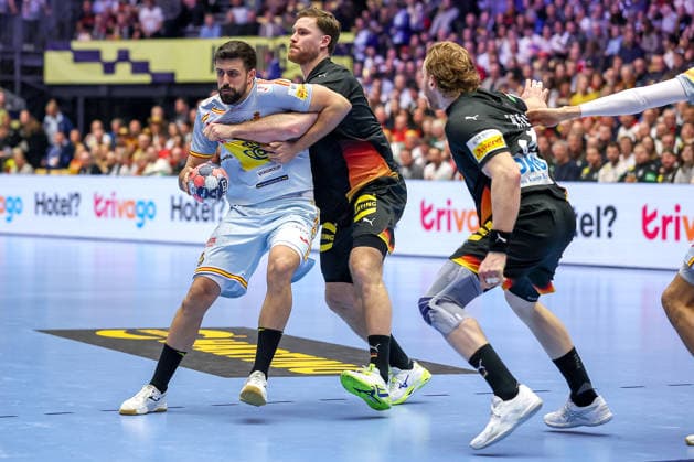 19 01 2026, Handball, Men s EHF EURO 2026, Germany Spain, Jyske Bank Boxing in Herning, Denmark, Preliminary Round Agustin Casado Marcelo Espania 08 in a duel against Johannes Golla Germany 04 Tom Kiesler Germany 30 Denmark