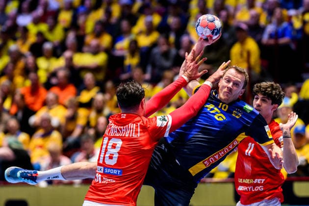 260119 Felix Claar of Sweden against Erekle Arsenashvili and Giorgi Tskhovrebadze of Georgia during the EHF European Handball Championship preliminary round match between Georgia and Sweden on January 19, 2026 in Malmö Photo Petter Arvidson BILDBYRAN kod PA PA1125 handball handball handball handballs em 2026 georgien sverige sweden ehf european handball championship georgia bbeng  Copyright: PETTERxARVIDSON BB260119PA131