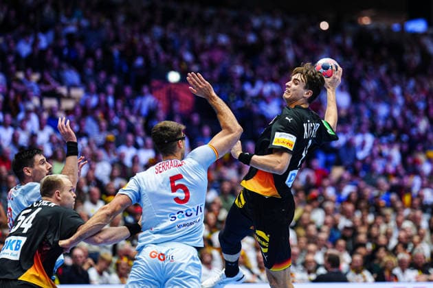 Throw Goal Julian Koester Germany, 18 DEN, Germany vs Spain, Handball, EHF European Championship 2026, Group A, Matchday 3, 19 01 2026 DEN, Germany vs Spain, Handball, EHF European Championship 2026, Group A, Matchday 3, 19 01 2026 Herning Copyright: xEibner-Pressefoto MarcelxvonxFehrnx EP_MFN