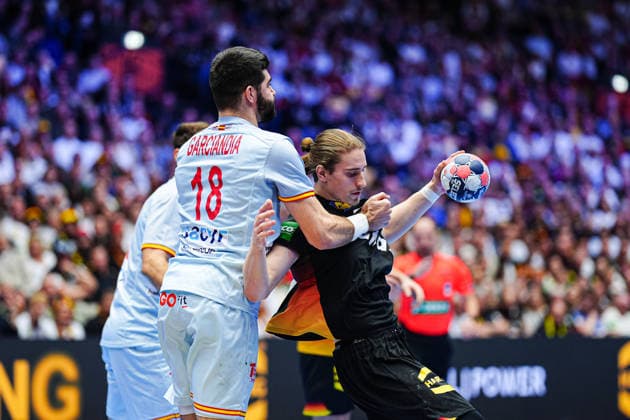 Imanol Garciandia Spain, 18 , Juri Knorr Germany, 15 DEN, Germany vs Spain, Handball, EHF European Championship 2026, Group A, Matchday 3, 19 01 2026 DEN, Germany vs Spain, Handball, EHF European Championship 2026, Group A, Matchday 3, 19 01 2026 Herning Copyright: xEibner-Pressefoto MarcelxvonxFehrnx EP_MFN