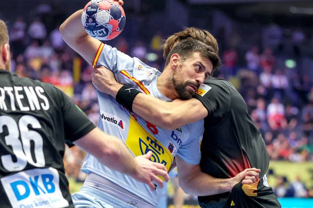 19 01 2026, Handball, Men s EHF EURO 2026, Germany Spain, Jyske Bank Boxing in Herning, Denmark, Preliminary Round Agustin Casado Marcelo Espania 08 in a duel against Julian Köster Germany 18 Denmark