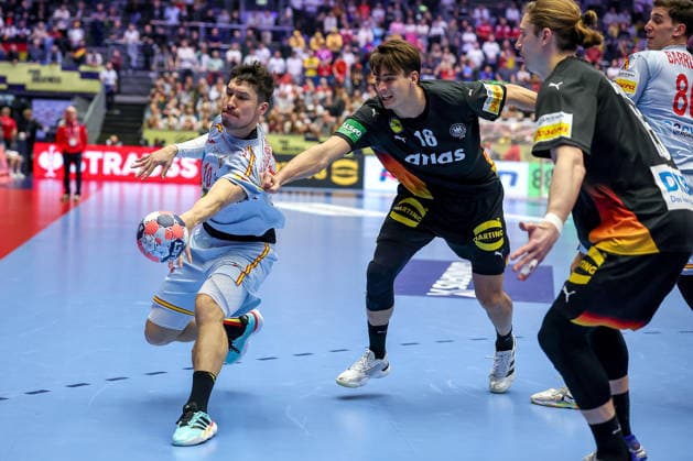 19 01 2026, Handball, Men s EHF EURO 2026, Germany Spain, Jyske Bank Boxing in Herning, Denmark, Preliminary Round Alex Dujshebaev Dovichebaeva Espania 10 in a duel against Julian Köster Germany 18 Juri Knorr Germany 15 Denmark