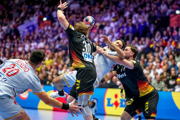 19 01 2026, Handball, Men s EHF EURO 2026, Germany Spain, Jyske Bank Boxing in Herning, Denmark, Preliminary Round Tom Kiesler Germany 30 Johannes Golla Germany 04 defend at the circle Denmark