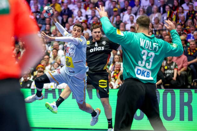 19 01 2026, Handball, Men s EHF EURO 2026, Germany Spain, Jyske Bank Boxen in Herning, Denmark, Preliminary Round Ian Barrufet Torrebejano Espania 80 throws on the goal of Andreas Wolff Germany 33 Denmark