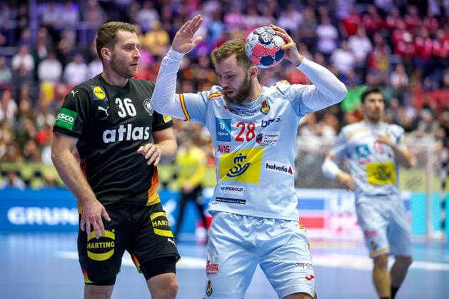 19 01 2026, Handball, Men s EHF EURO 2026, Germany Spain, Jyske Bank Boxing in Herning, Denmark, Preliminary Round Lukas Mertens Germany 36 in a duel against Aleix Gomez Abello Espania 28 Denmark