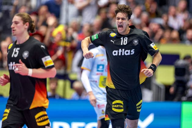 19 01 2026, Handball, Men s EHF EURO 2026, Germany Spain, Jyske Bank Boxing in Herning, Denmark, Preliminary Round Julian Köster Germany 18 cheering Denmark