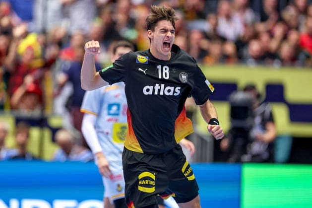 19 01 2026, Handball, Men s EHF EURO 2026, Germany Spain, Jyske Bank Boxing in Herning, Denmark, Preliminary Round Julian Köster Germany 18 cheering Denmark