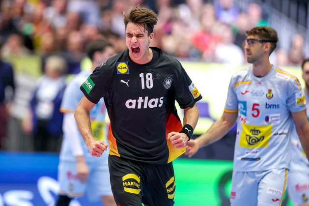 19 01 2026, Handball, Men s EHF EURO 2026, Germany Spain, Jyske Bank Boxing in Herning, Denmark, Preliminary Round Julian Köster Germany 18 cheering Denmark