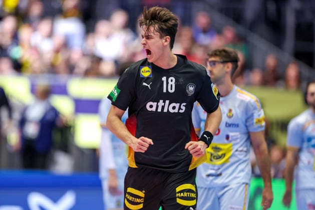 19 01 2026, Handball, Men s EHF EURO 2026, Germany Spain, Jyske Bank Boxing in Herning, Denmark, Preliminary Round Julian Köster Germany 18 cheering Denmark