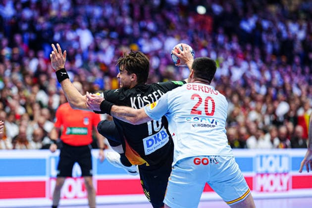 Julian Koester Germany, 18 , Abel Serdio Spain, 20 DEN, Germany vs Spain, Handball, EHF European Championship 2026, Group A, Matchday 3, 19 01 2026 DEN, Germany vs Spain, Handball, EHF European Championship 2026, Group A, Matchday 3, 19 01 2026 Herning Copyright: xEibner-Pressefoto MarcelxvonxFehrnx EP_MFN