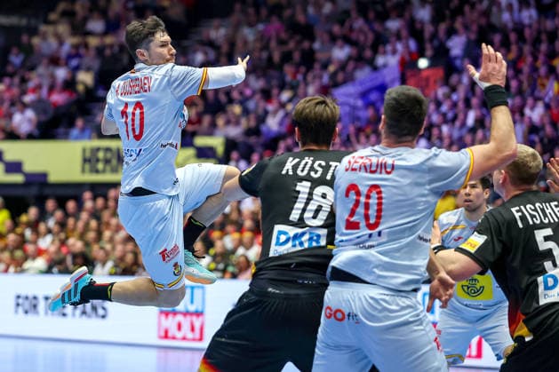 19 01 2026, Handball, Men s EHF EURO 2026, Germany Spain, Jyske Bank Boxen in Herning, Denmark, Preliminary Round Alex Dujshebaev Dovichebaeva Espania 10 throws over Julian Köster Germany 18 Justus Fischer Germany 54 on goal Denmark
