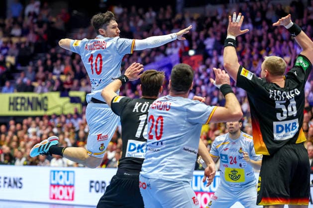 19 01 2026, Handball, Men s EHF EURO 2026, Germany Spain, Jyske Bank Boxen in Herning, Denmark, Preliminary Round Alex Dujshebaev Dovichebaeva Espania 10 throws over Julian Köster Germany 18 Justus Fischer Germany 54 on goal Denmark