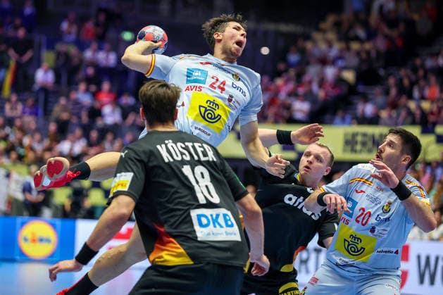 19 01 2026, Handball, Men s EHF EURO 2026, Germany Spain, Jyske Bank Boxen in Herning, Denmark, Preliminary Round Daniel Dujshebaev Dovichebaeva Espania 24 throws over Julian Köster Germany 18 Justus Fischer Germany 54 on goal Denmark