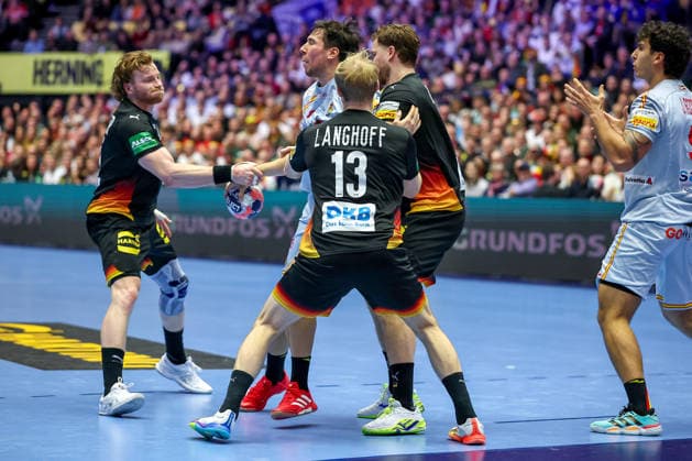 19 01 2026, Handball, Men s EHF EURO 2026, Germany Spain, Jyske Bank Boxing in Herning, Denmark, Preliminary Round Tom Kiesler Germany 30 Matthes Langhoff Germany 13 Johannes Golla Germany 04 defend at the circle Denmark