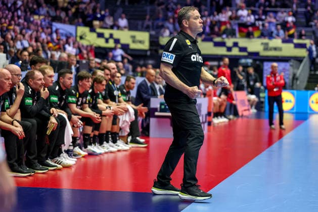 19 01 2026, Handball, Men s EHF EURO 2026, Germany Spain, Jyske Bank Boxen in Herning, Denmark, Preliminary Round Headcoach Alfred Gislason Germany hc gesticulating on the sidelines Denmark