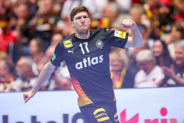 19 01 2026, Handball, Men s EHF EURO 2026, Germany Spain, Jyske Bank Boxing in Herning, Denmark, Preliminary Round Lukas Zerbe Germany 17 cheering Denmark