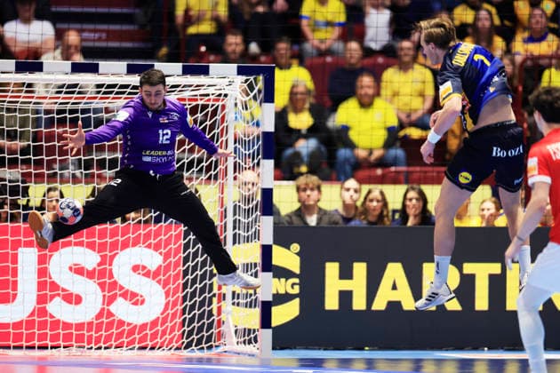 MALMÖ, SWEDEN 20260119 Georgias Zurab Tsintsadze saves a shot from Swedens Jonathan Carlsbogard during the European Handball Championship Group E match between Georgia and Sweden in Malmö Arena, Malmö, Sweden, January 19, 2026 MALMÖ SWEDEN x10600x  Copyright: xAndreasxHillergren TTx HANDBOLLS-EM 2026 GEORGIEN - SVERIGE