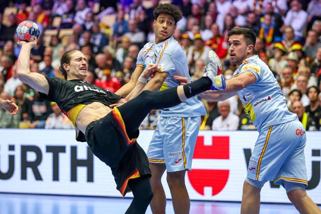 19 01 2026, Handball, Men s EHF EURO 2026, Germany Spain, Jyske Bank Boxing in Herning, Denmark, Preliminary Round Juri Knorr Germany 15 in a duel against Marcos Fis Ballester Espania 22 Jan Gurri Aregay Espania 07 Denmark