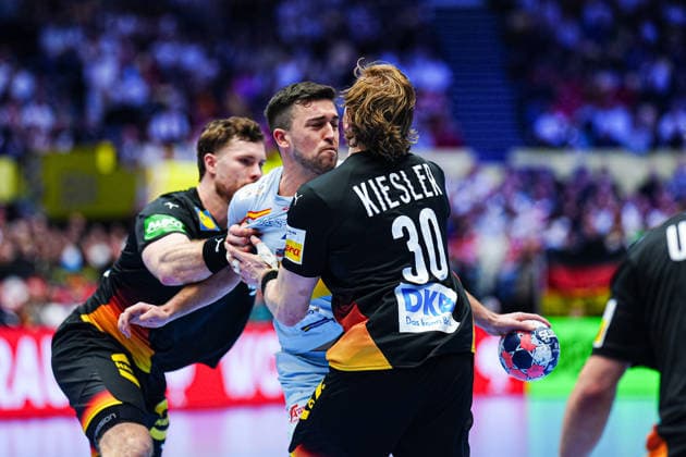 Johannes Golla Germany, 04 , Jan Gurri Spain, 07 , Tom Kiesler Germany, 30 DEN, Germany vs Spain, Handball, EHF European Championship 2026, Group A, Matchday 3, 19 01 2026 DEN, Germany vs Spain, Handball, EHF European Championship 2026, Group A, Matchday 3, 19 01 2026 Herning Copyright: xEibner-Pressefoto MarcelxvonxFehrnx EP_MFN