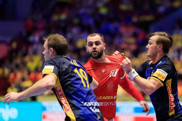 MALMÖ, SWEDEN 20260119 Georgias Irakli Kbilashvili and Swedens Jonathan Carlsbogard during the European Handball Championship Group E match between Georgia and Sweden in Malmö Arena, Malmö, Sweden, January 19, 2026 MALMÖ SWEDEN x10600x  Copyright: xAndreasxHillergren TTx HANDBOLLS-EM 2026 GEORGIEN - SVERIGE