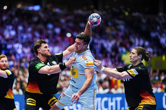 Johannes Golla Germany, 04 , Jan Gurri Spain, 07 , Juri Knorr Germany, 15 DEN, Germany vs Spain, Handball, EHF European Championship 2026, Group A, Matchday 3, 19 01 2026 DEN, Germany vs Spain, Handball, EHF European Championship 2026, Group A, Matchday 3, 19 01 2026 Herning Copyright: xEibner-Pressefoto MarcelxvonxFehrnx EP_MFN
