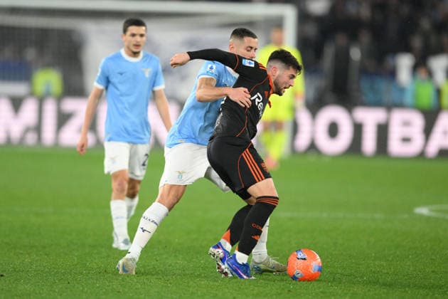 Martin Baturina of Como 1907 under pressure from Adam Marusic of SS Lazio during the match of 21th day of the Serie A Championship between S.S.Lazio and Como at the Olimpico Stadium on Jan 19, 2026 in Rome, Italy. during SS Lazio vs Como 1907, Italian soccer Serie A match in Rome, Italy, January 19 2026  Copyright: xRobertoxRamaccia IPAxSportx xipa-agency.netx xx IPA_70302351 IPA_Agency_IPA70302351