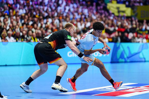 Justus Fischer Germany, 54 , Marcos Fis Spain, 22 DEN, Germany vs Spain, Handball, EHF European Championship 2026, Group A, Matchday 3, 19 01 2026 DEN, Germany vs Spain, Handball, EHF European Championship 2026, Group A, Matchday 3, 19 01 2026 Herning Copyright: xEibner-Pressefoto MarcelxvonxFehrnx EP_MFN