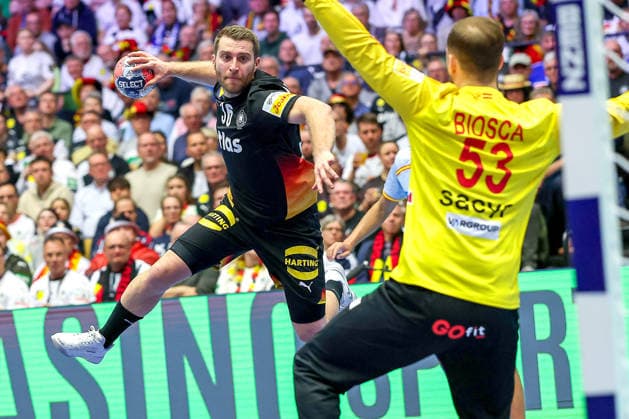 19 01 2026, Handball, Men s EHF EURO 2026, Germany Spain, Jyske Bank Boxen in Herning, Denmark, Preliminary Round Lukas Mertens Germany 36 throws on the goal of Ignacio Biosca Garcia Espania 53 Denmark