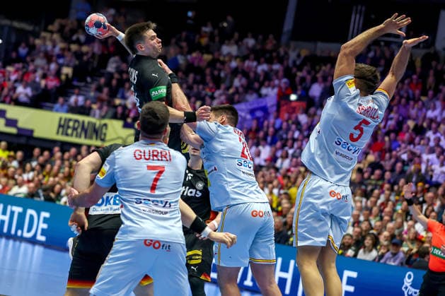 19 01 2026, Handball, Men s EHF EURO 2026, Germany Spain, Jyske Bank Boxing in Herning, Denmark, Preliminary Round Renars Uscins Germany 23 in a duel against Jan Gurri Aregay Espania 07 Abel Serdio Guntin Espania 20 Antonio Serradilla Cuenca Espania 05 Denmark