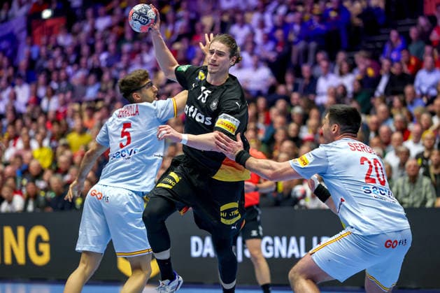 19 01 2026, Handball, Men s EHF EURO 2026, Germany Spain, Jyske Bank Boxing in Herning, Denmark, Preliminary Round Juri Knorr Germany 15 in a duel against Antonio Serradilla Cuenca Espania 05 Abel Serdio Guntin Espania 20 Denmark
