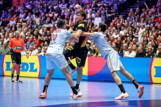 19 01 2026, Handball, Men s EHF EURO 2026, Germany Spain, Jyske Bank Boxing in Herning, Denmark, Preliminary Round Julian Köster Germany 18 in a duel against Abel Serdio Guntin Espania 20 Imanol Garciandia Alustiza Espania 18 Denmark