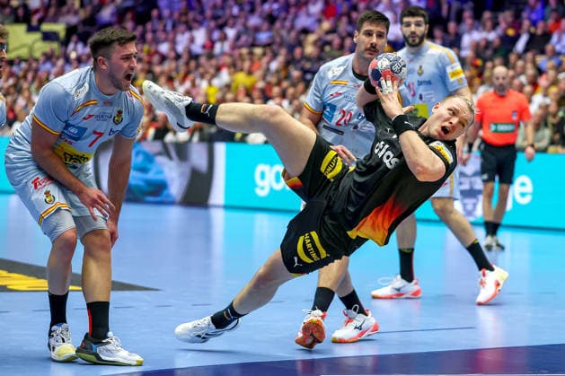 19.01.2026, Handball, Men s EHF EURO 2026, Deutschland - Spanien, Jyske Bank Boxen in Herning, Dänemark, Preliminary Round: Justus Fischer (Germany 54) wirft vorbei an Jan Gurri Aregay (Espania 07) auf das Tor Dänemark *** 19 01 2026, Handball, Men s EHF EURO 2026, Germany Spain, Jyske Bank Boxen in Herning, Denmark, Preliminary Round Justus Fischer Germany 54 throws past Jan Gurri Aregay Espania 07 on goal Denmark