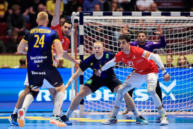 MALMÖ, SWEDEN 20260119 Georgias George Lapiashvili, Swedens Felix Möller and Georgias Nikoloz Kalandadze during the European Handball Championship Group E match between Georgia and Sweden in Malmö Arena, Malmö, Sweden, January 19, 2026 MALMÖ SWEDEN x10600x  Copyright: xAndreasxHillergren TTx HANDBOLLS-EM 2026 GEORGIEN - SVERIGE