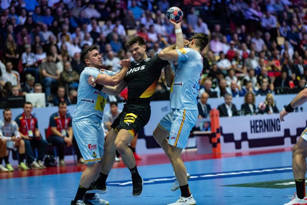 HERNING, DENMARK - JANUARY 19: Renars Uscins (Germany, 23) against Jan Gurri Aregay (Spain, 07) and Antonio Serradilla Cuenca (Spain, 05) during the EHF EURO 2026 match between Germany vs Spain at Jyske Bank Boxen Arena on matchday 3 of the Group Matches Group A on January 19, 2026 in Herning, Denmark. Midtjylland Denmark Copyright: xMarioxM.xKobergx