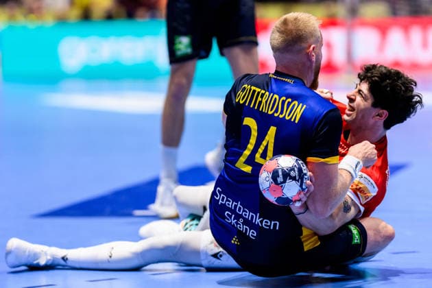 260119 Jim Gottfridsson of Sweden and Giorgi Tskhovrebadze of Georgia during the EHF European Handball Championship preliminary round match between Georgia and Sweden on January 19, 2026 in Malmö Photo Petter Arvidson BILDBYRAN kod PA PA1125 handball handball handball handballs em 2026 georgien sverige sweden ehf european handball championship georgia bbeng  Copyright: PETTERxARVIDSON BB260119PA243