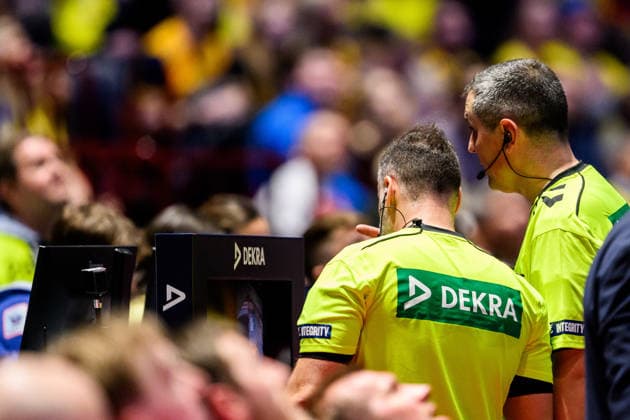 260119 The referee does a video review of a potential goal during the EHF European Handball Championship preliminary round match between Georgia and Sweden on January 19, 2026 in Malmö Photo Petter Arvidson BILDBYRAN kod PA PA1125 handball handball handball handballs em 2026 georgien sverige sweden ehf european handball championship georgia bbeng  Copyright: PETTERxARVIDSON BB260119PA251