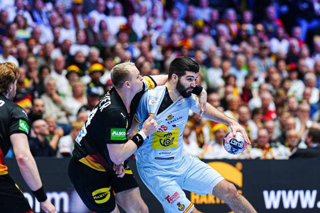 Justus Fischer Germany, 54 , Imanol Garciandia Spain, 18 DEN, Germany vs Spain, Handball, EHF European Championship 2026, Group A, Matchday 3, 19 01 2026 DEN, Germany vs Spain, Handball, EHF European Championship 2026, Group A, Matchday 3, 19 01 2026 Herning Copyright: xEibner-Pressefoto MarcelxvonxFehrnx EP_MFN