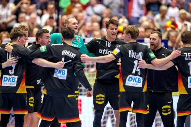 19 01 2026, Handball, Men s EHF EURO 2026, Germany Spain, Jyske Bank Boxing in Herning, Denmark, Preliminary Round Germany is in the main round after the win against Spain Final celebration after the win Nils Lichtlein Germany 03 Jannik Kohlbacher Germany 80 David Späth Germany 01 Marko Grgic Germany 71 Julian Köster Germany 18 Mathis Häseler Germany 14 Andreas Wolff Germany 33 Lukas Zerbe Germany 17 Denmark