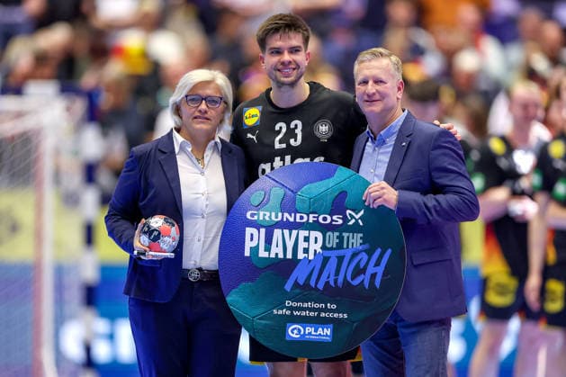 19.01.2026, Handball, Men s EHF EURO 2026, Deutschland - Spanien, Jyske Bank Boxen in Herning, Dänemark, Preliminary Round: Deutschland steht in der Hauptrunde nach dem Sieg gegen Spanien. Player of the Match Ehrung Auszeichnung POTM Renars Uscins (Germany 23) Dänemark *** 19 01 2026, Handball, Men s EHF EURO 2026, Germany Spain, Jyske Bank Boxing in Herning, Denmark, Preliminary Round Germany is in the main round after the victory against Spain Player of the Match Award Award POTM Renars Uscins Germany 23 Denmark