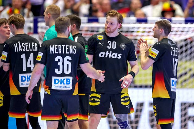 19 01 2026, Handball, Men s EHF EURO 2026, Germany Spain, Jyske Bank Boxing in Herning, Denmark, Preliminary Round Germany is in the main round after the victory against Spain Final celebration after the victory Mathis Häseler Germany 14 Lukas Mertens Germany 36 Tom Kiesler Germany 30 Lukas Zerbe Germany 17 Denmark