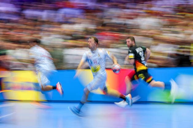19 01 2026, Handball, Men s EHF EURO 2026, Germany Spain, Jyske Bank Boxen in Herning, Denmark, Preliminary Round Dynamic Feature Running Duel Kauldi Odriozola Yeregui Espania 11 Lukas Mertens Germany 36 Denmark