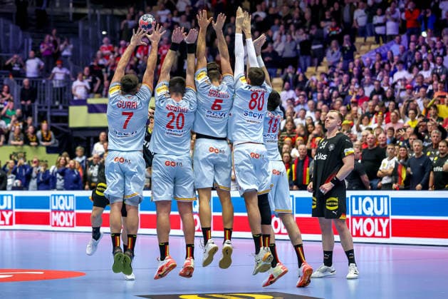 19 01 2026, Handball, Men s EHF EURO 2026, Germany Spain, Jyske Bank Boxing in Herning, Denmark, Preliminary Round Last second free throw Miro Schluroff Germany 05 sends the ball over the wall Jan Gurri Aregay Espania 07 Abel Serdio Guntin Espania 20 Antonio Serradilla Cuenca Espania 05 Ian Barrufet Torrebejano Espania 80 Imanol Garciandia Alustiza Espania 18 Denmark