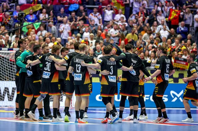 19 01 2026, Handball, Men s EHF EURO 2026, Germany Spain, Jyske Bank Boxing in Herning, Denmark, Preliminary Round Germany is in the main round after the victory against Spain Final celebration after the victory Tom Kiesler Germany 30 Matthes Langhoff Germany 13 Tom Kiesler Germany 30 Nils Lichtlein Germany 03 Marko Grgic Germany 71 Juri Knorr Germany 15 Mathis Häseler Germany 14 Denmark