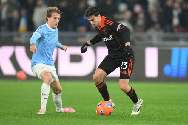Maximo Perrone of Como 1907 under pressure from Nicolo Rovella of SS Lazio during the match of 21th day of the Serie A Championship between S.S.Lazio and Como at the Olimpico Stadium on Jan 19, 2026 in Rome, Italy. during SS Lazio vs Como 1907, Italian soccer Serie A match in Rome, Italy, January 19 2026  Copyright: xRobertoxRamaccia IPAxSportx xipa-agency.netx xx IPA_70304894 IPA_Agency_IPA70304894