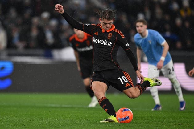 Nico Paz of Como 1907 misses the penalty kick during the 21th matchday of the Serie A championship between S.S. Lazio and Como 1907 at the Stadio Olimpico on January 19, 2026 in Rome, Italy.  Copyright: xDomenicoxCippitelli IPAxSportx xipa-agency.netx xx IPA_70306302 IPA_Agency_IPA70306302