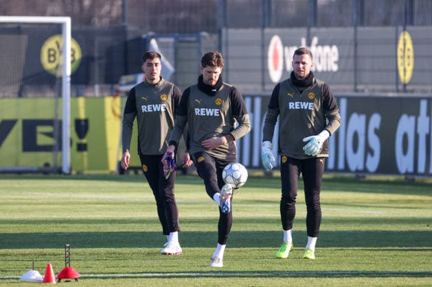 Dortmund, Germany January 19, 2026 Champions League 2025 2026 Borussia Dortmund final training In the picture from left Aaron Anselmino BVB , goalkeeper Gregor Kobel BVB and goalkeeper Patrick Drewes BVB at the final training in Dortmund before the UCL match against Tottenham Hotspur in London Training ground Hohenbuschei North Rhine-Westphalia Copyright: xFotostandx xFantinix